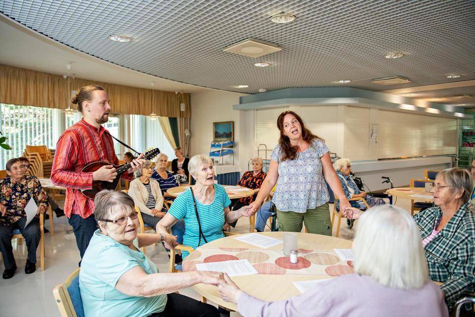 Uulun kulttuurituokiot ikäihmisille tuovat iloa paikallaolijoille Ikäihmisten kulttuurihyvinvoinnin työpaja